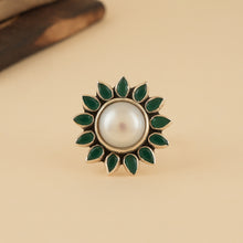 Load image into Gallery viewer, Emerald Flower Pearl Ring
