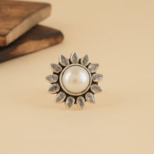 Load image into Gallery viewer, Zircon Flower Pearl Ring