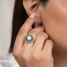 Load image into Gallery viewer, Mini Emarald Flower Pearl Ring
