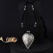 Load image into Gallery viewer, Chitai Pendant Necklace