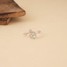 Load image into Gallery viewer, Dainty Flower Ring