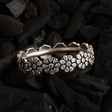 Load image into Gallery viewer, Zircon Flower Bangle