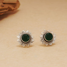 Load image into Gallery viewer, Flower Emerald Studs