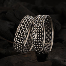 Load image into Gallery viewer, Intricate Jaali Silver Bangle (Single)