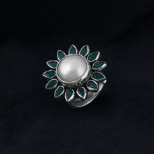 Load image into Gallery viewer, Emerald Flower Pearl Ring