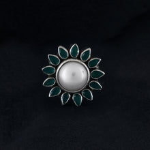 Load image into Gallery viewer, Emerald Flower Pearl Ring