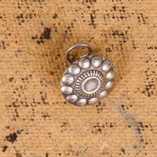 Load image into Gallery viewer, Round flower motif Nose Pin