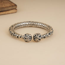 Load image into Gallery viewer, Chitai Work Silver Kada (Single)