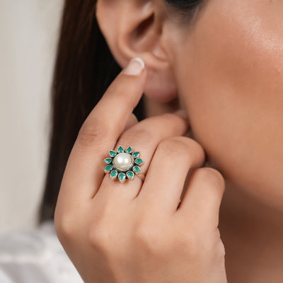 Mini Emarald Flower Pearl Ring