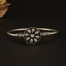 Load image into Gallery viewer, Pearl Flower Silver Openable Bracelet