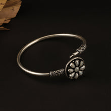 Load image into Gallery viewer, Pearl Flower Silver Openable Bracelet