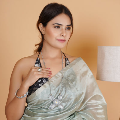 Leaf Pendant in silver chain