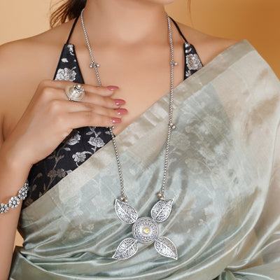 Leaf Pendant in silver chain