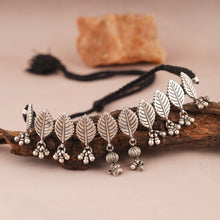 Load image into Gallery viewer, Intricate Leaf Drop Choker
