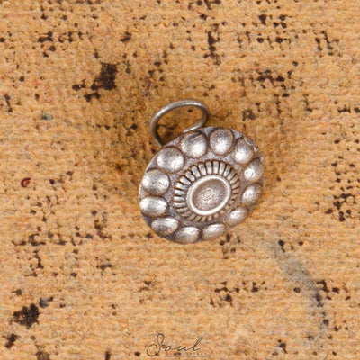 Round flower motif Nose Pin