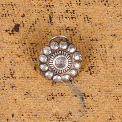 Round flower motif Nose Pin
